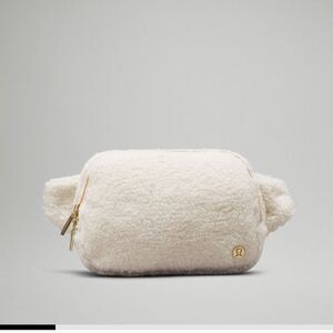 Lululemon white fleece everywhere belt bag NEW